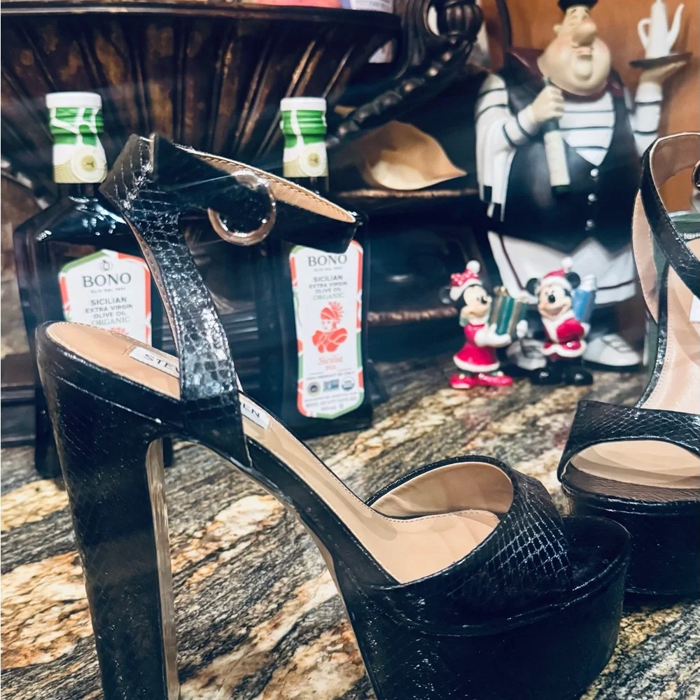 Steve Madden Black Textured Platform Sandals - Picture 4 of 7